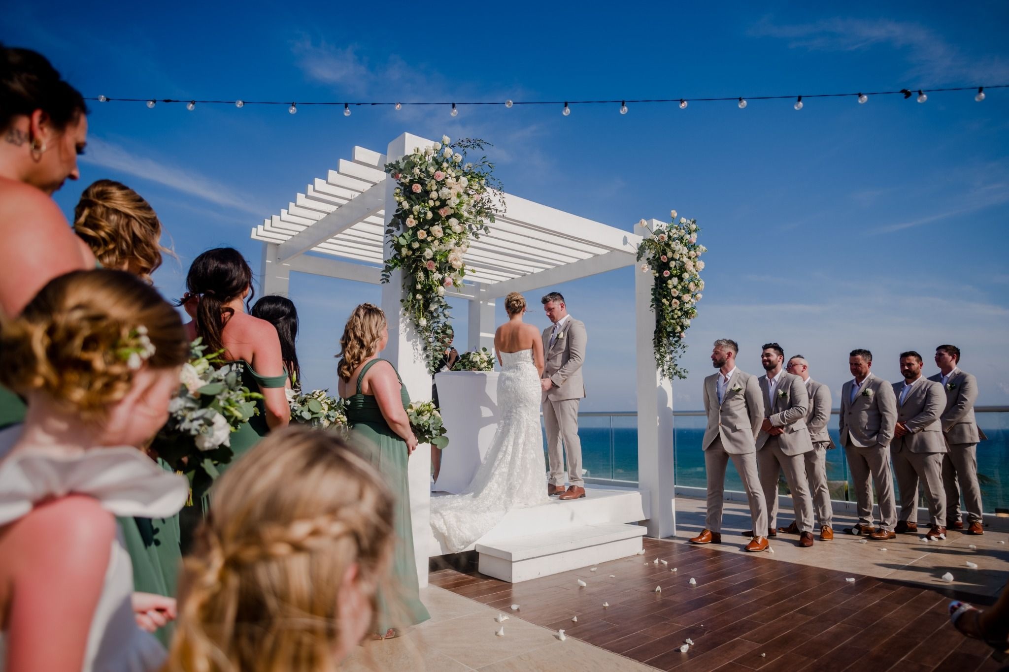 Montaje de ceremonia rooftop para boda en Riviera Maya con ambiente al aire libre