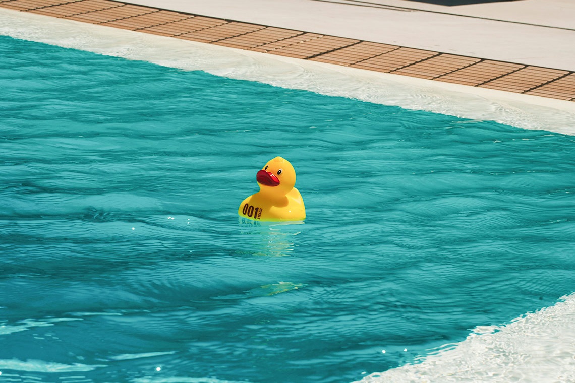 Erfrischen Sie sich im Pool: 001 Hotels: Corporativa bietet Wasserspaß.