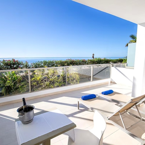 Gimnasio moderno con vistas al mar, ideal para eventos corporativos 001 Hotels.