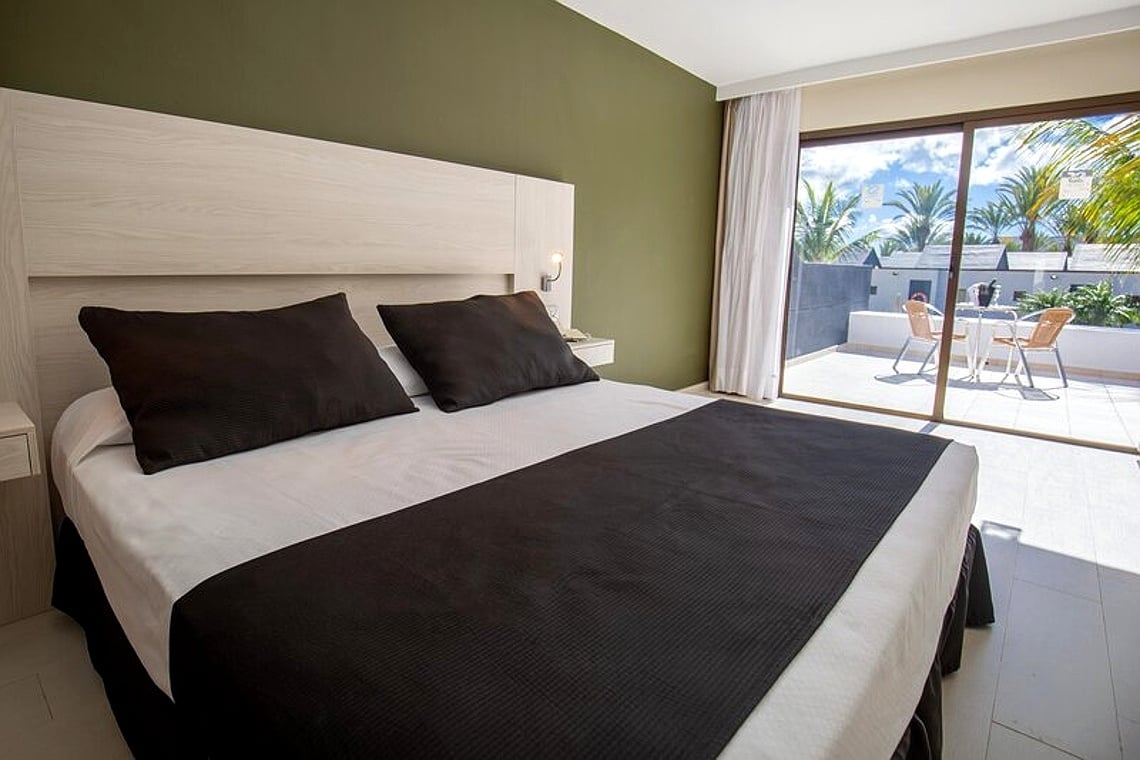 001 Romantic Fantasia Dream & Suite: Gemütliches Hotelzimmer mit Balkon und Palmenblick.