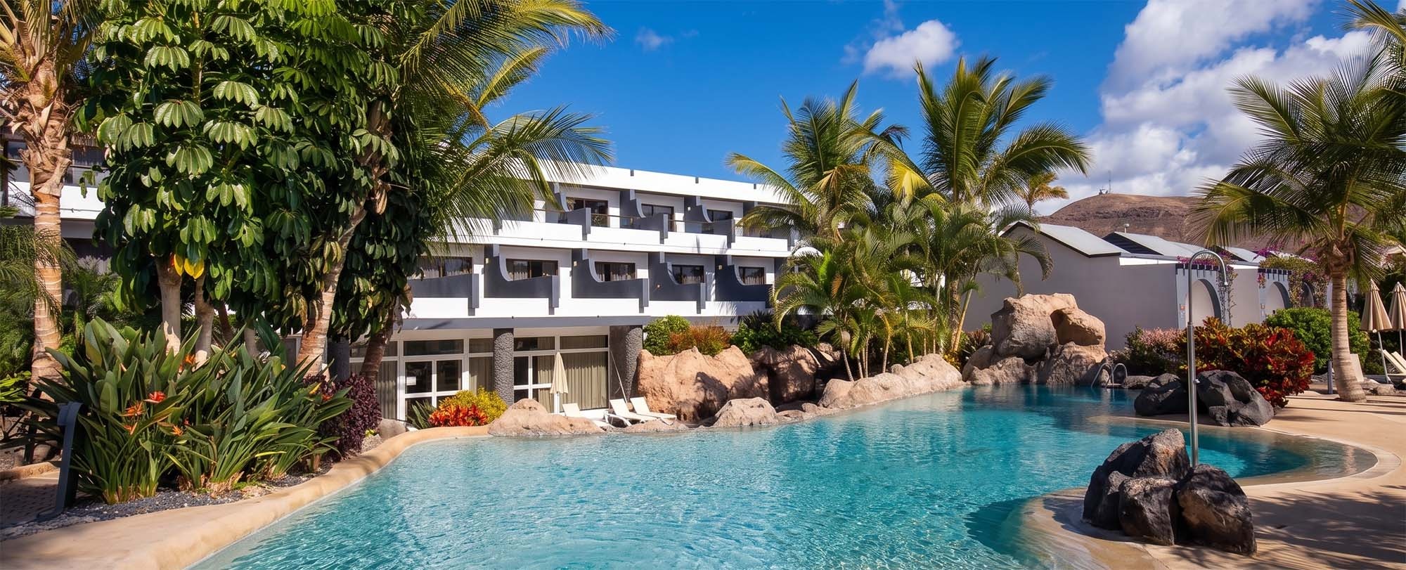 001 Romantic Fantasia Dream & Suite: Pool und Palmen am Hotel.