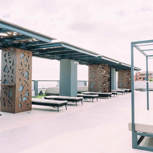 Terrazas al aire libre de 001 Hotels: Corporativa con tumbonas y vistas al mar.