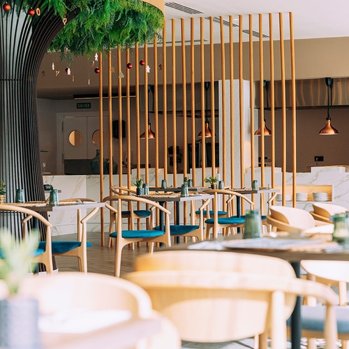 Restaurante moderno con árbol decorativo, ideal para eventos corporativos en 001 Hotels.