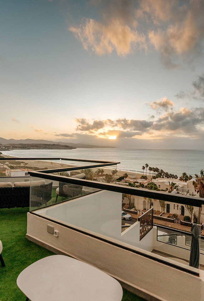 001 Higos Beach: Modern hotel with outdoor pool, loungers, and umbrellas. Official 001 Hotels website.