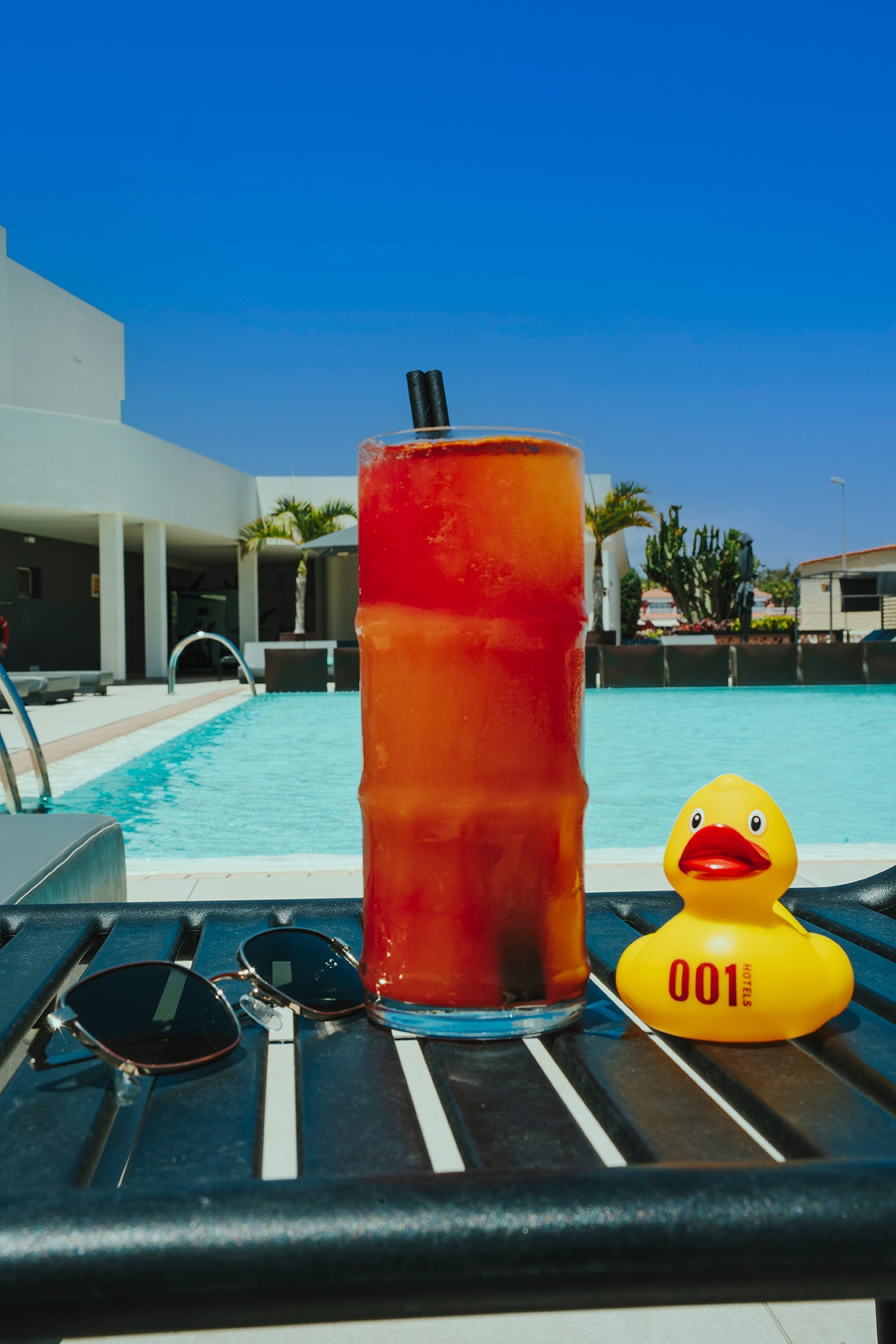 Cocktail & Rubberente am Pool: 001 Higos Beach | Boutique Hotel.