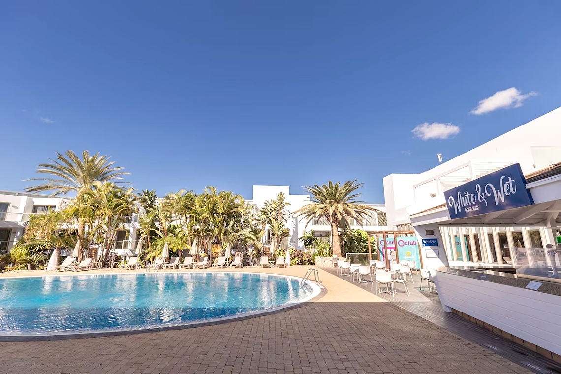Piscine extérieure et chaises longues à 001 Higos Beach. Réservation sur 001 Hotels.