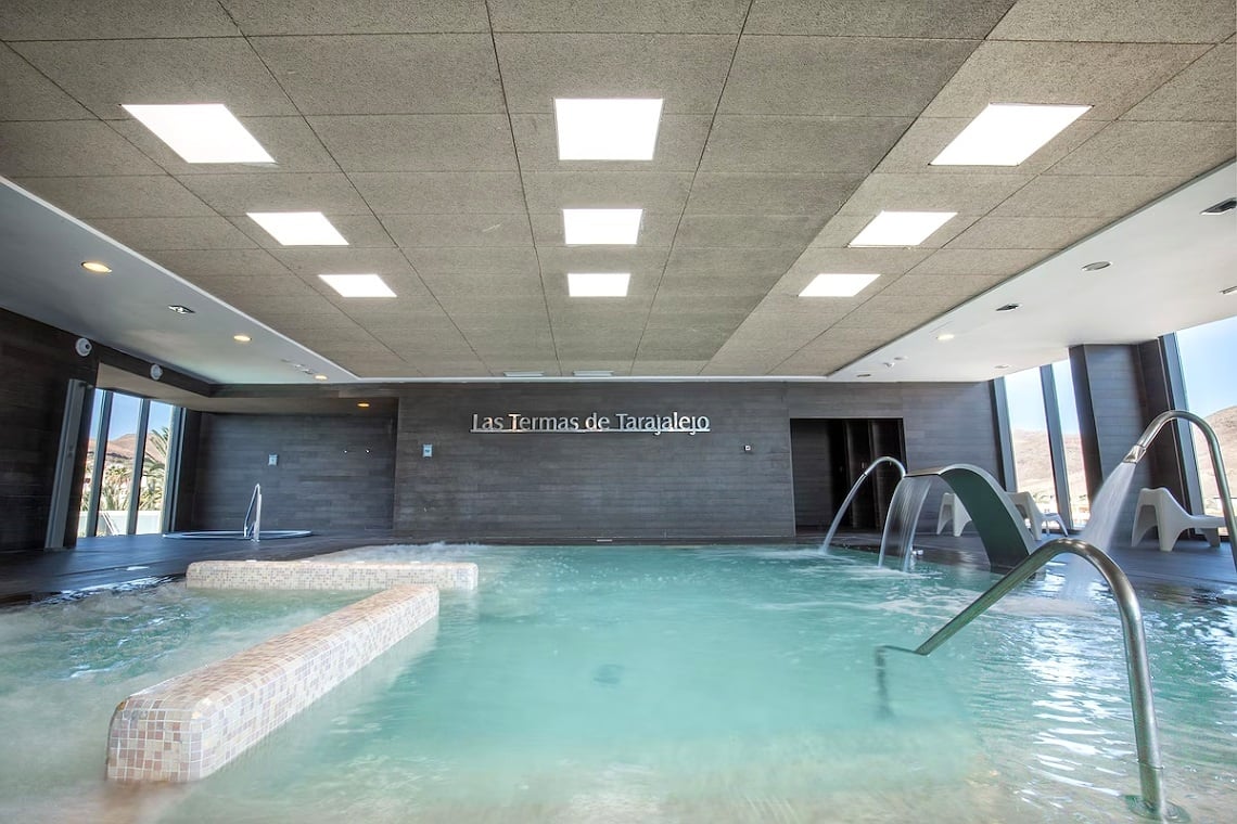 Piscine thermale intérieure à Las Termas de Tarajalejo - 001 Bahía Playa | 001 Hôtels