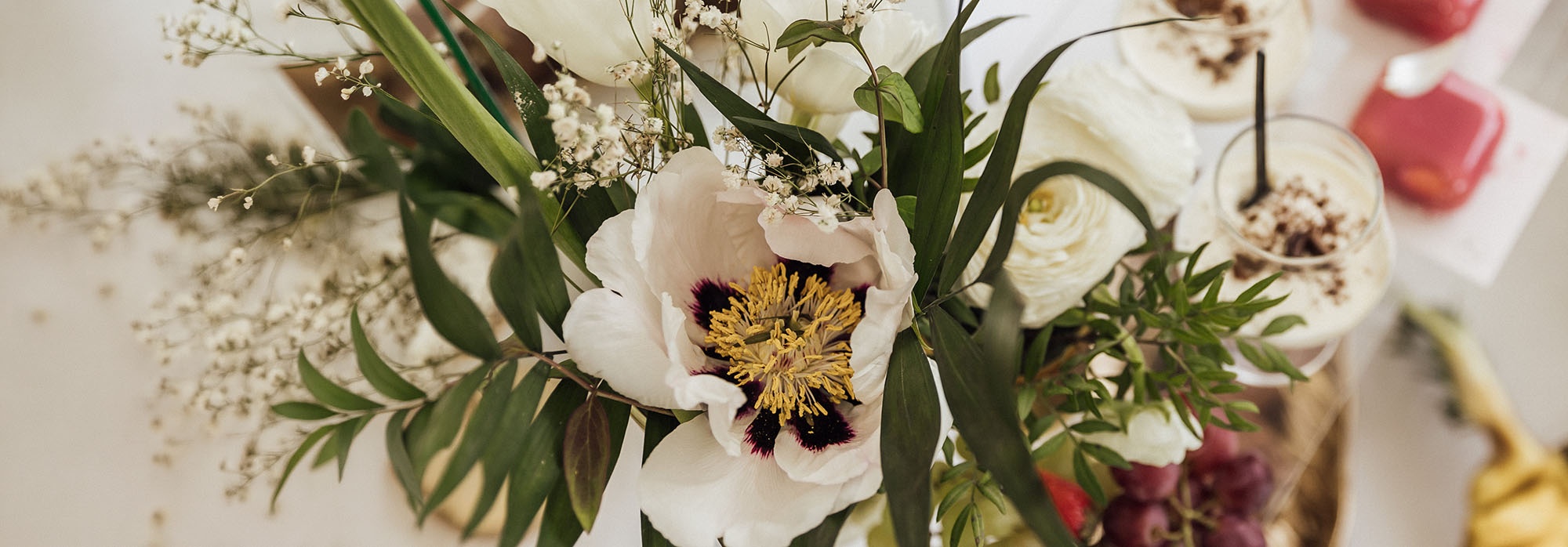 Arreglo floral blanco y verde de 001 Hotels: Corporativa.