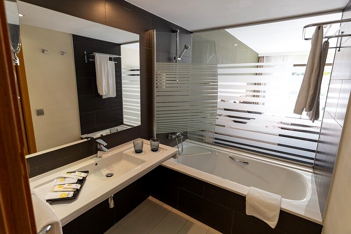 Modernes Badezimmer mit Badewanne und Waschbecken – 001 Romantic Fantasia Dream & Suite