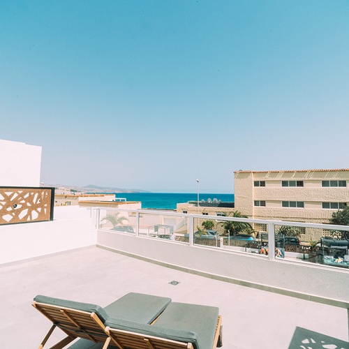 Terraza con tumbonas y vistas al mar, perfecta para tu estancia en 001 Hotels: Corporativa.