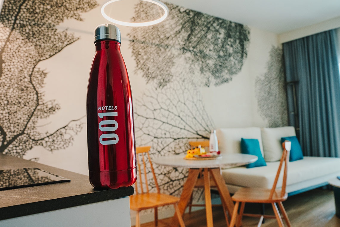 001 Higos Beach: Luxuriöse Flasche in modernem Zimmer mit Baumwanddekor.