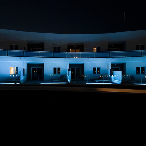 Noche en 001 Hotels: Corporativa, arquitectura moderna con luces azules.