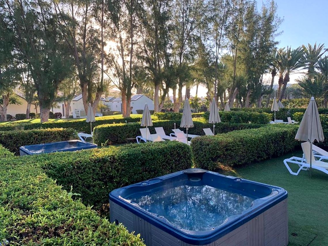 Entspannende Whirlpools und Liegestühle im 001 Romantic Fantasia Dream & Suite.