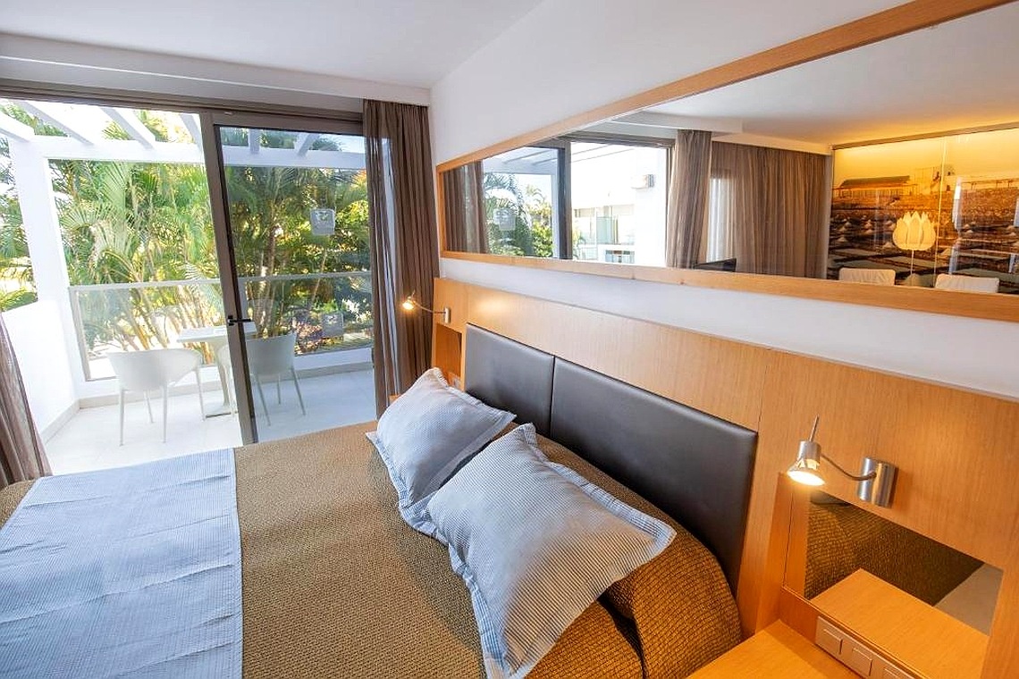 001 Bahía Playa | Chambre avec balcon et vue jardin, 001 Hôtels.