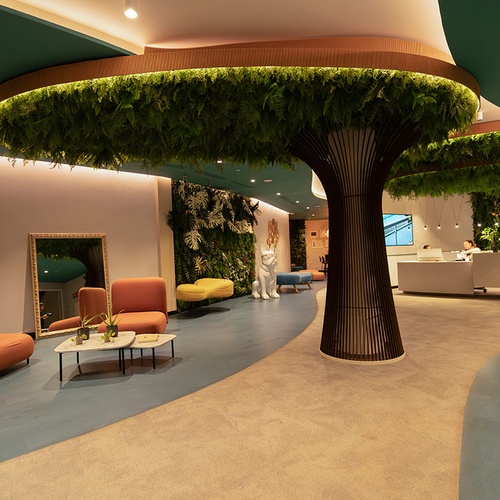 Lobby de 001 Hotels: Corporativa con diseño natural y asientos acogedores.