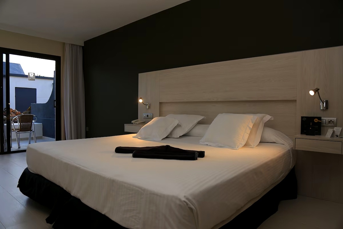 Romantisches Doppelbett im 001 Hotels: Traum & Suite Erleben Sie 001 Hotels Offizielle Website