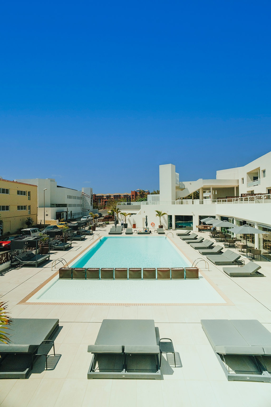 001 Higos Beach: Luxuriöser Poolbereich mit Liegen und Sonnenschirmen – Offizielle Webseite