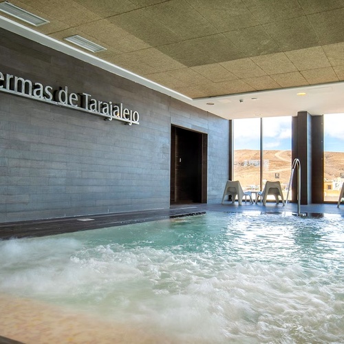 Piscina y bar 