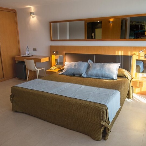 Habitación doble moderna y luminosa en 001 Hotels: Corporativa, con cama confortable.