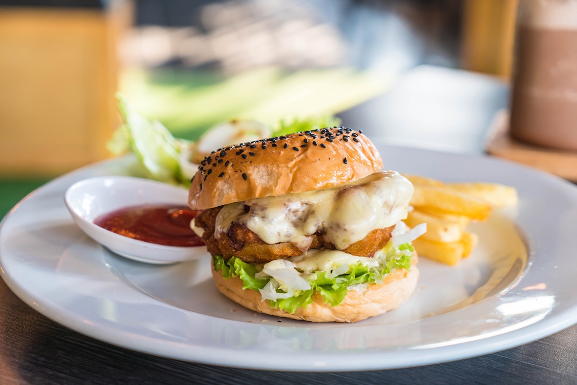 Burger mit Pommes bei 001 Hotels: Corporativa - ein köstliches Mahl.