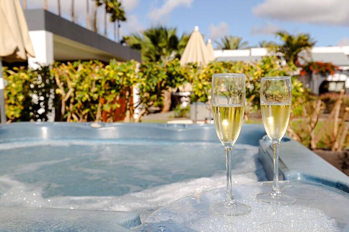 Romantische Champagnergläser am Whirlpool: 001 Romantic Fantasia Dream & Suite.