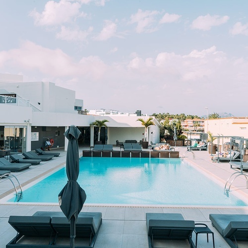 001 Hotels: Corporativa - Piscina con tumbonas y sombrillas.