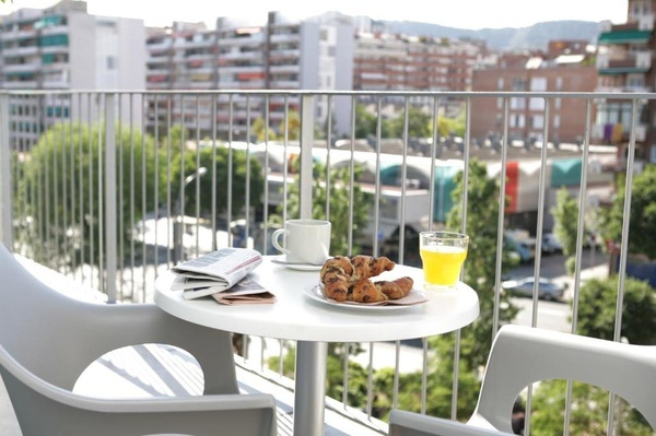 Apartamento de 1 dormitorio con balcón con vistas a la ciudad