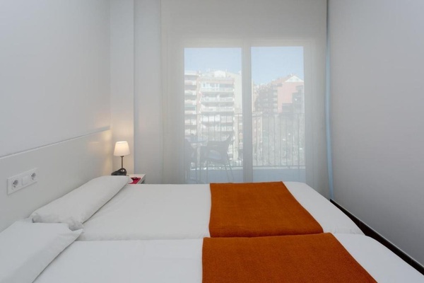 Apartamento de 1 dormitorio con balcón con vistas a la ciudad