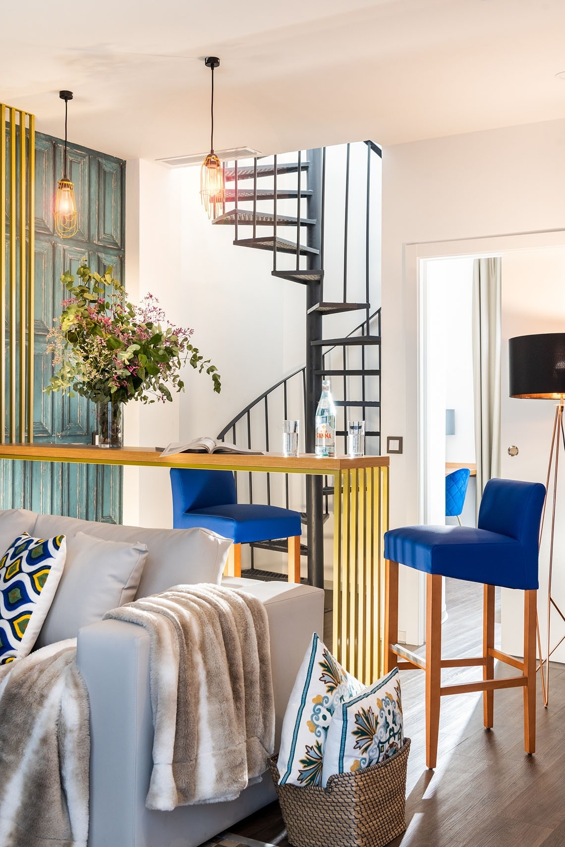 una sala de estar con un sofá y taburetes azules