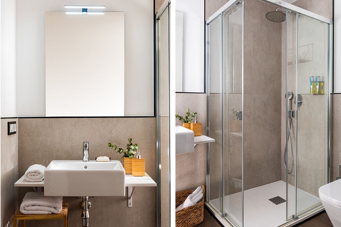 dos fotos de un baño con lavabo y ducha