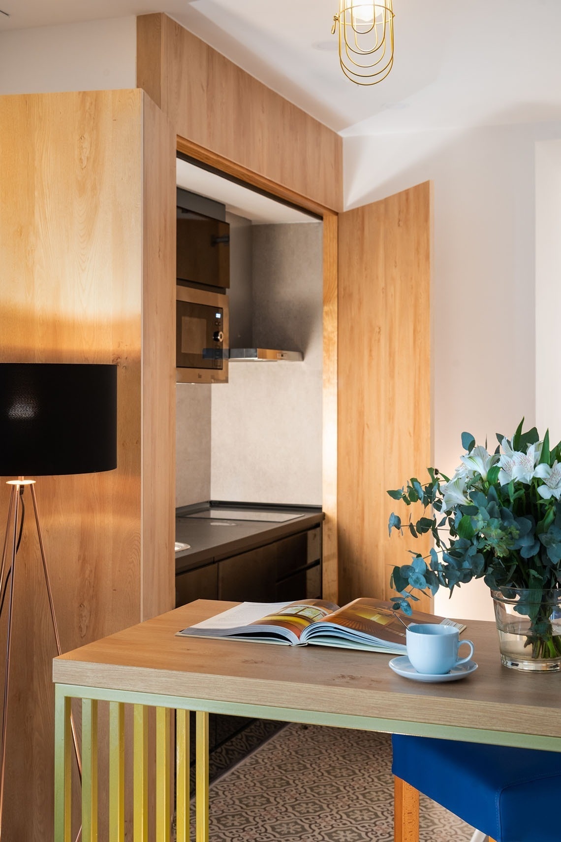una mesa de madera con un libro abierto y una taza de café