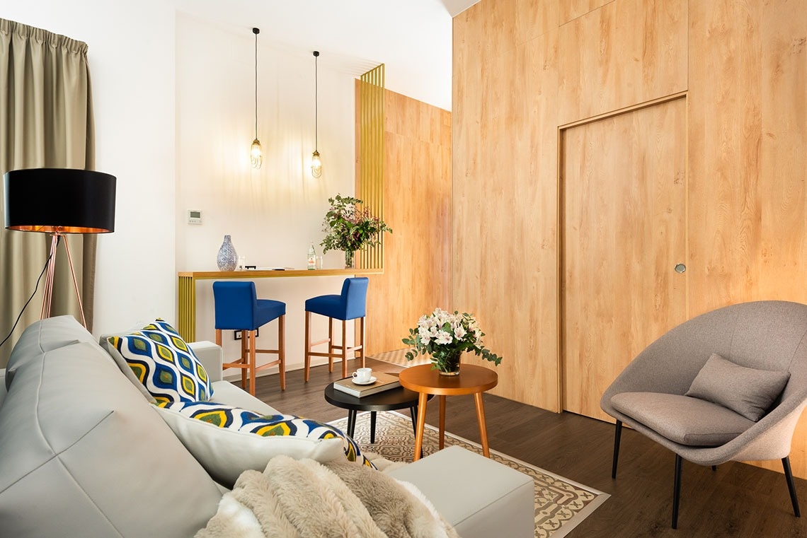 una sala de estar con un sofá y una silla
