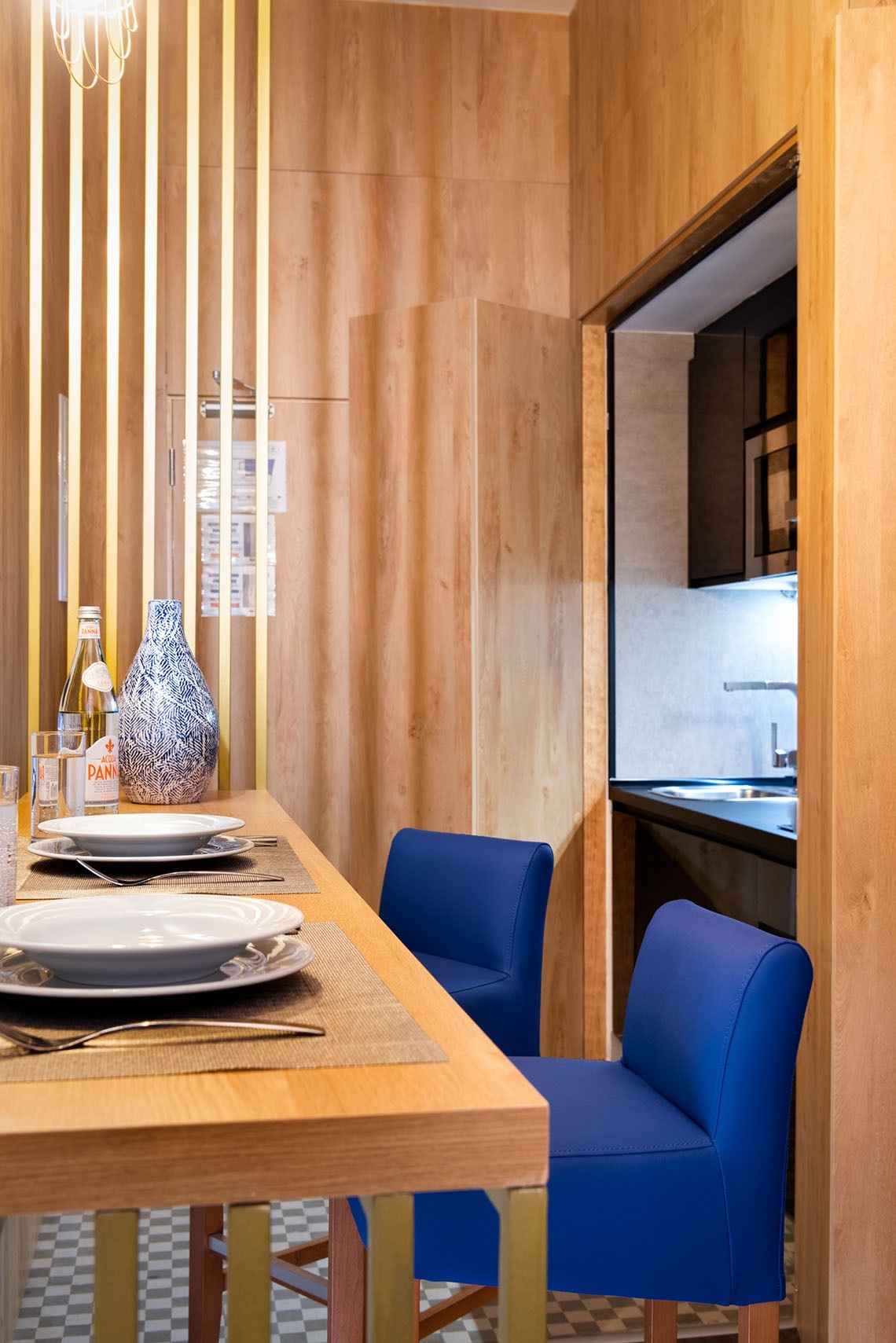 una mesa con platos y cubiertos y una botella de pan