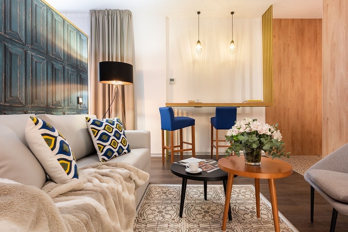una sala de estar con un sofá y dos mesas