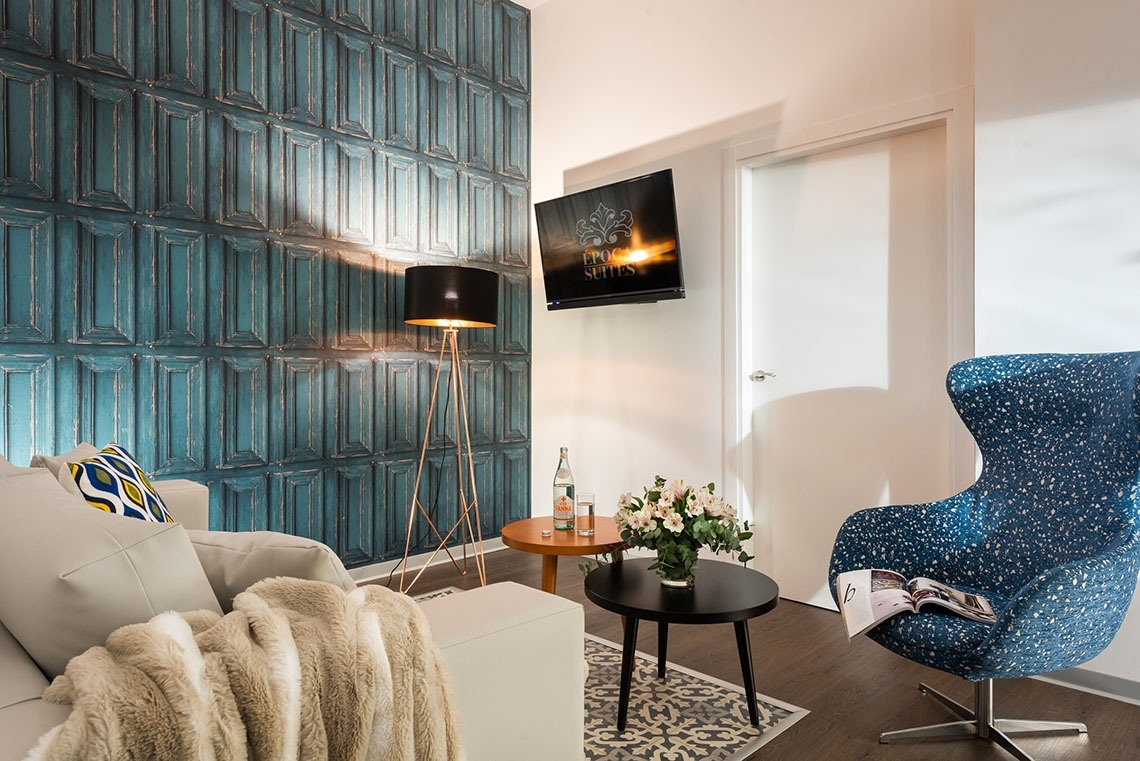 una sala de estar con un sofá y una silla