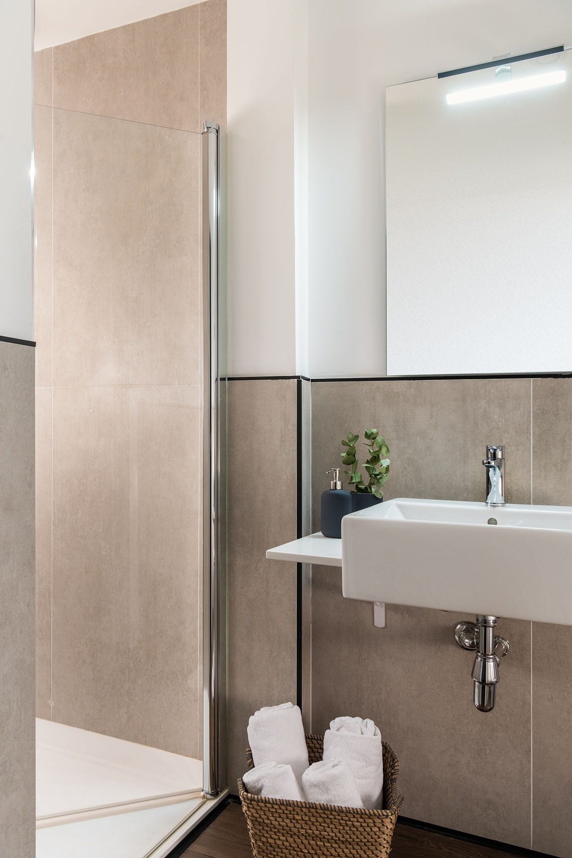un baño con un lavabo y una cesta de toallas