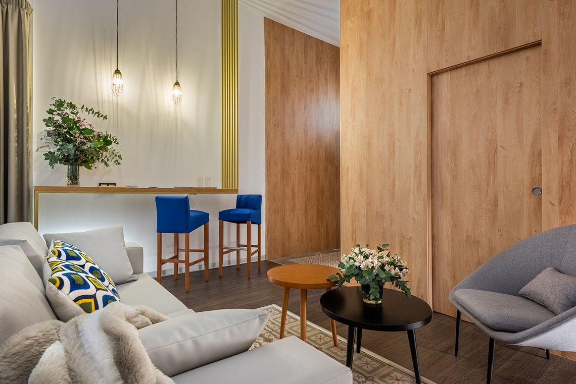 una sala de estar con un sofá y una mesa