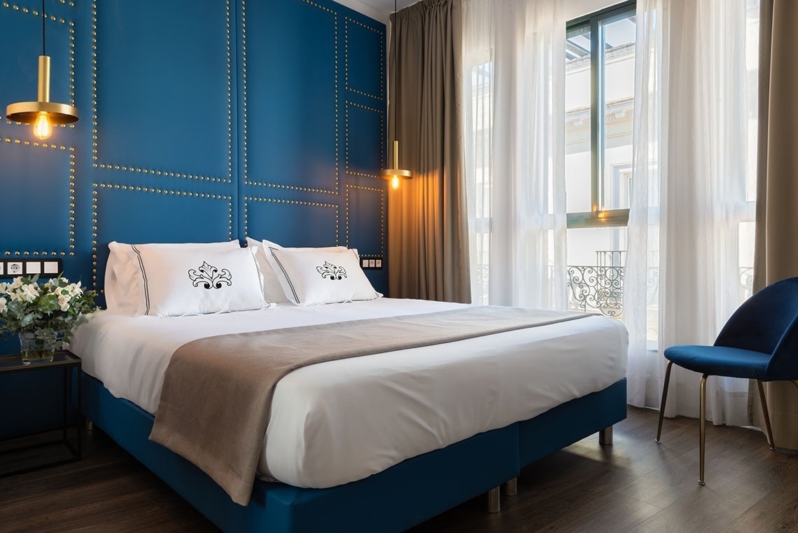 una habitación de hotel con una cama y una silla