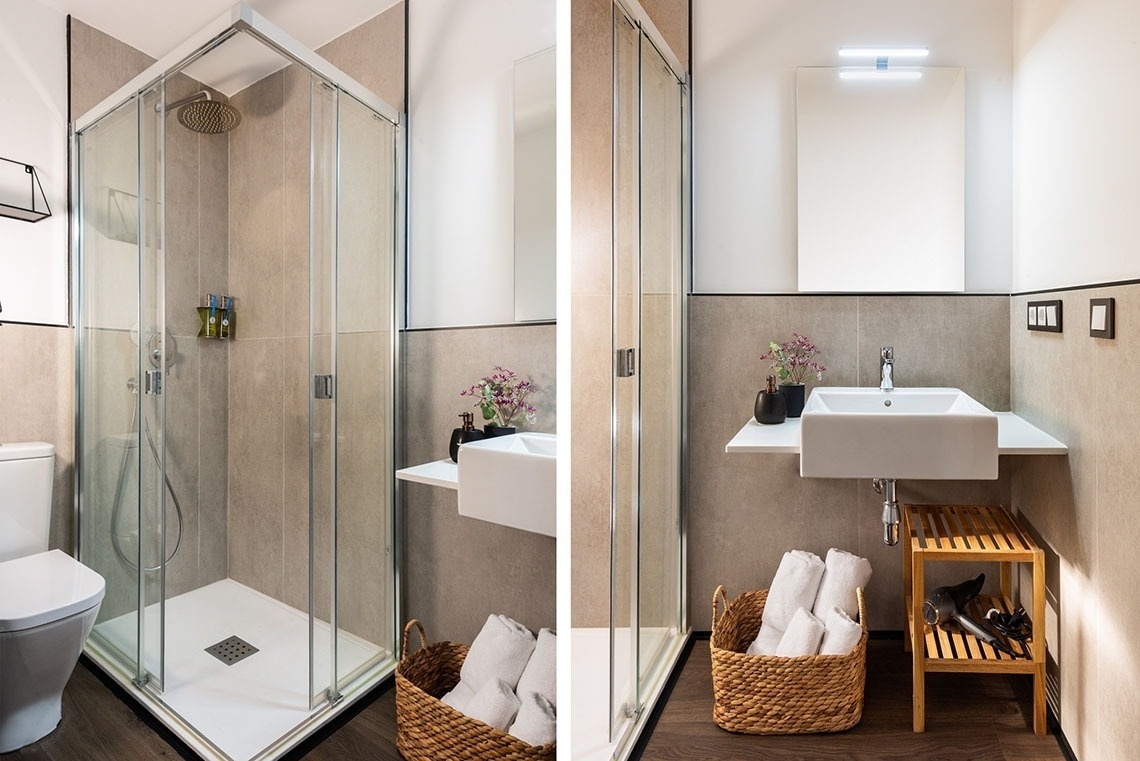 un baño con ducha y lavabo y una canasta de toallas
