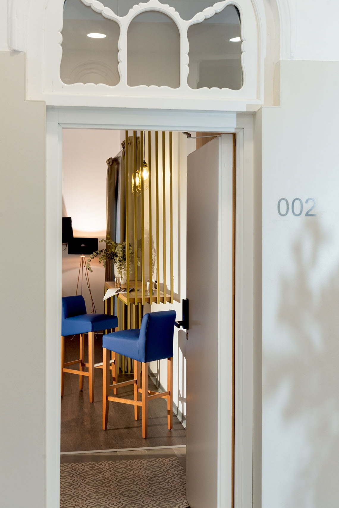 una puerta con el número 002 en la pared