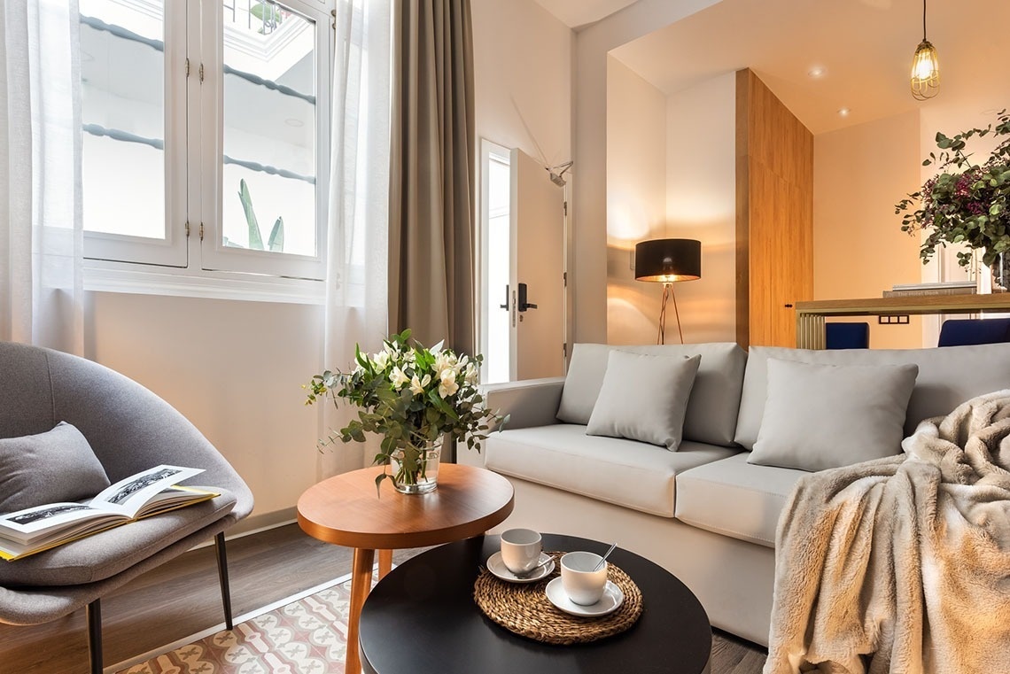 una sala de estar con un sofá y una mesa de café