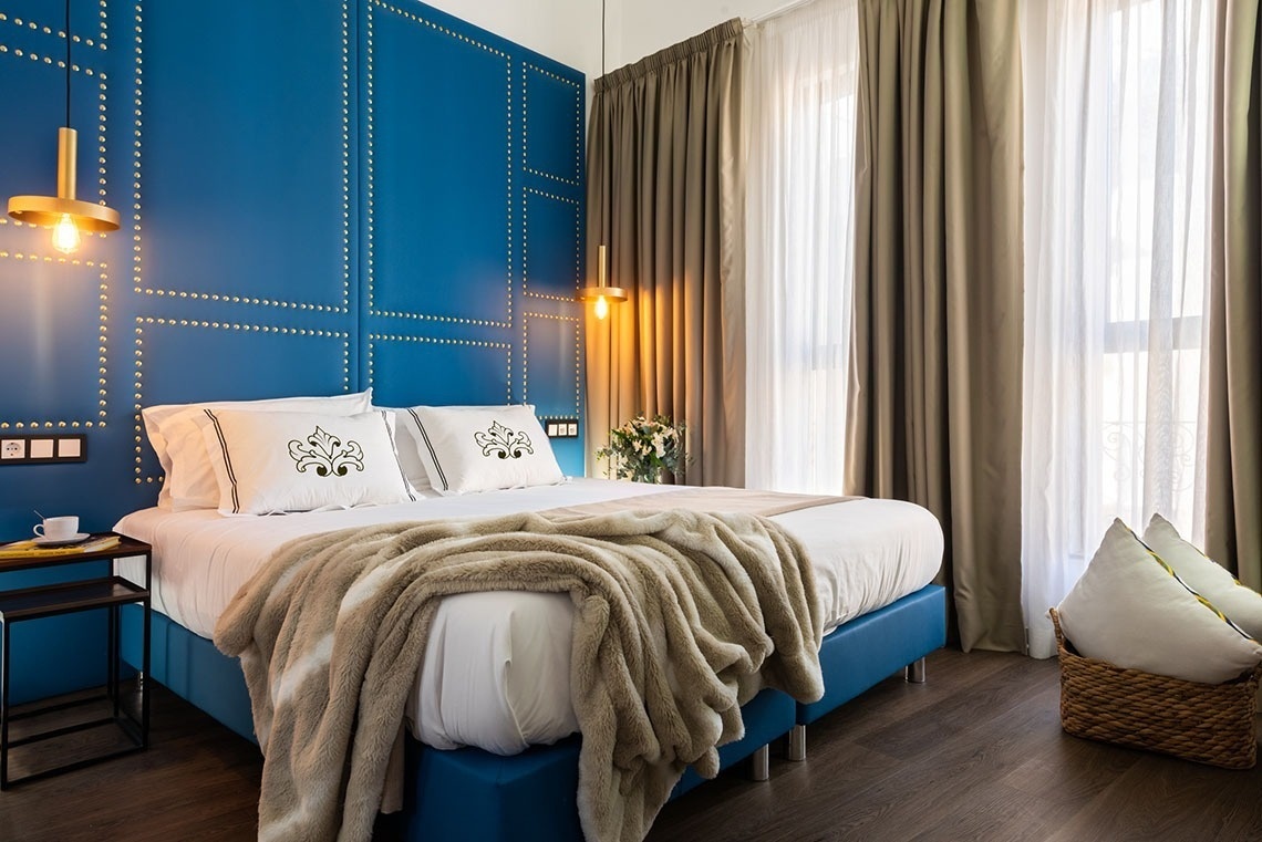 una habitación con una cama y una pared azul