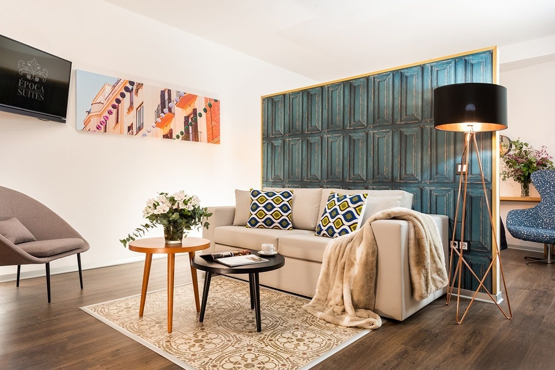 una sala de estar con un sofá y una televisión de época de suites