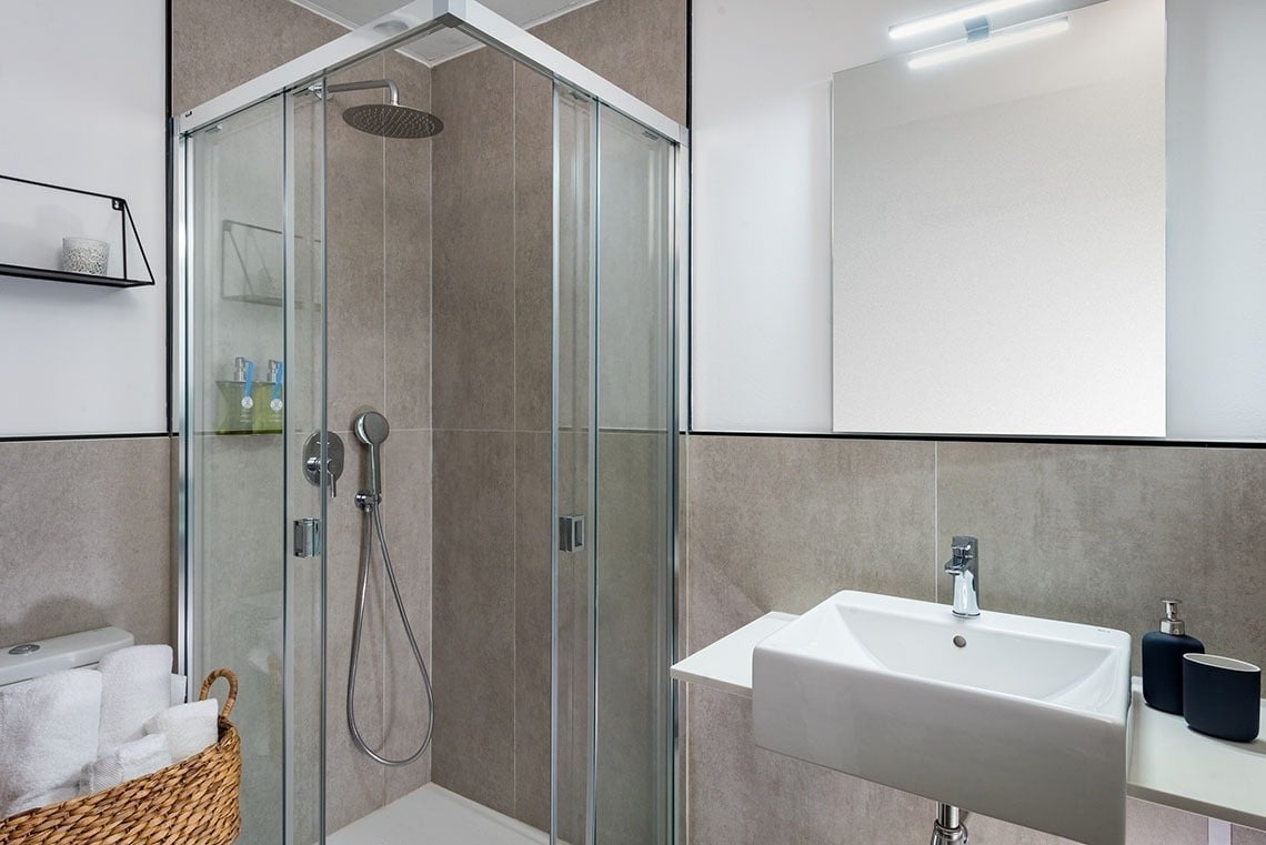 un baño con una ducha y un lavabo