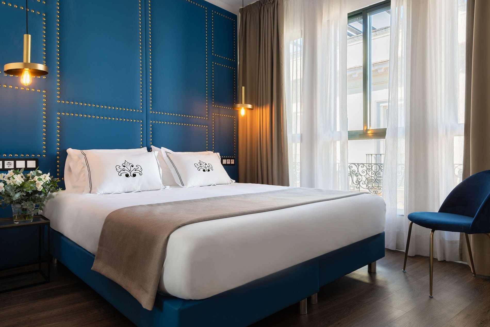 una habitación de hotel con una cama y una silla