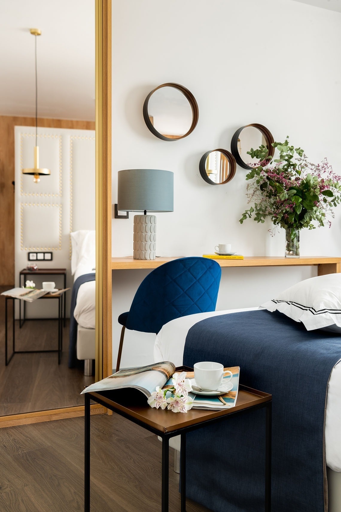 una habitación con dos camas y un espejo