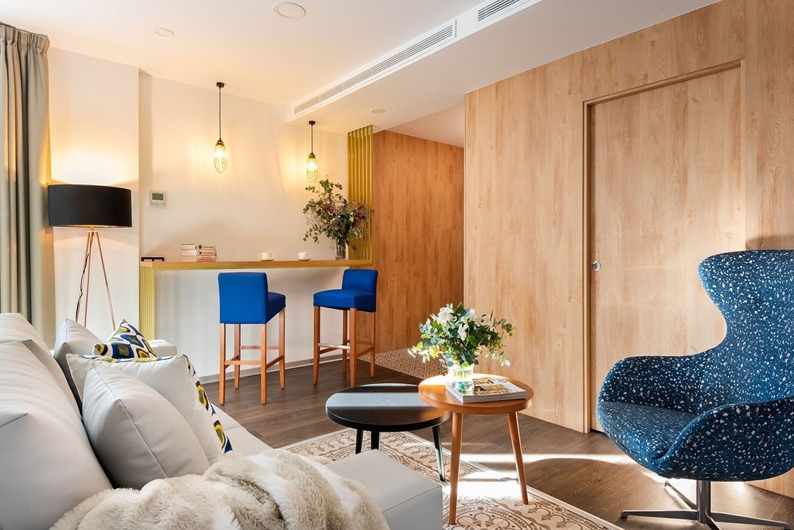 una sala de estar con un sofá y una silla