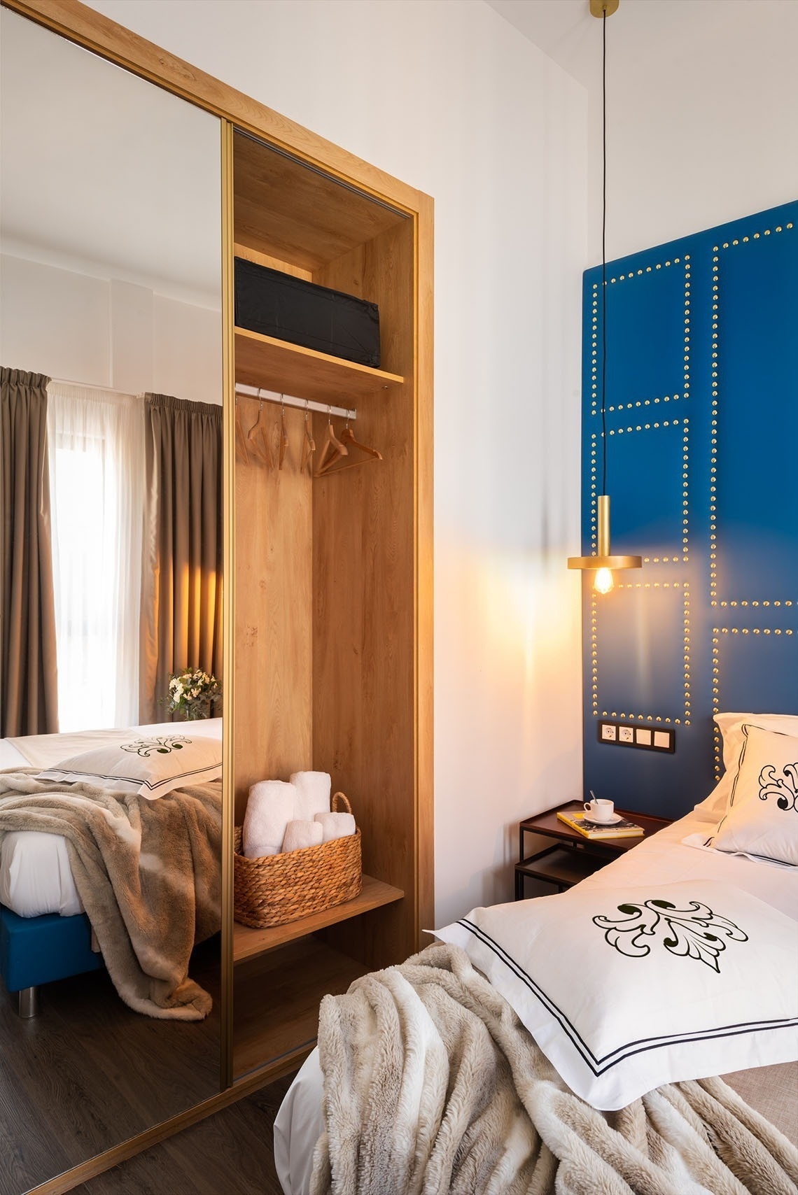 un dormitorio con una cama y un armario abierto