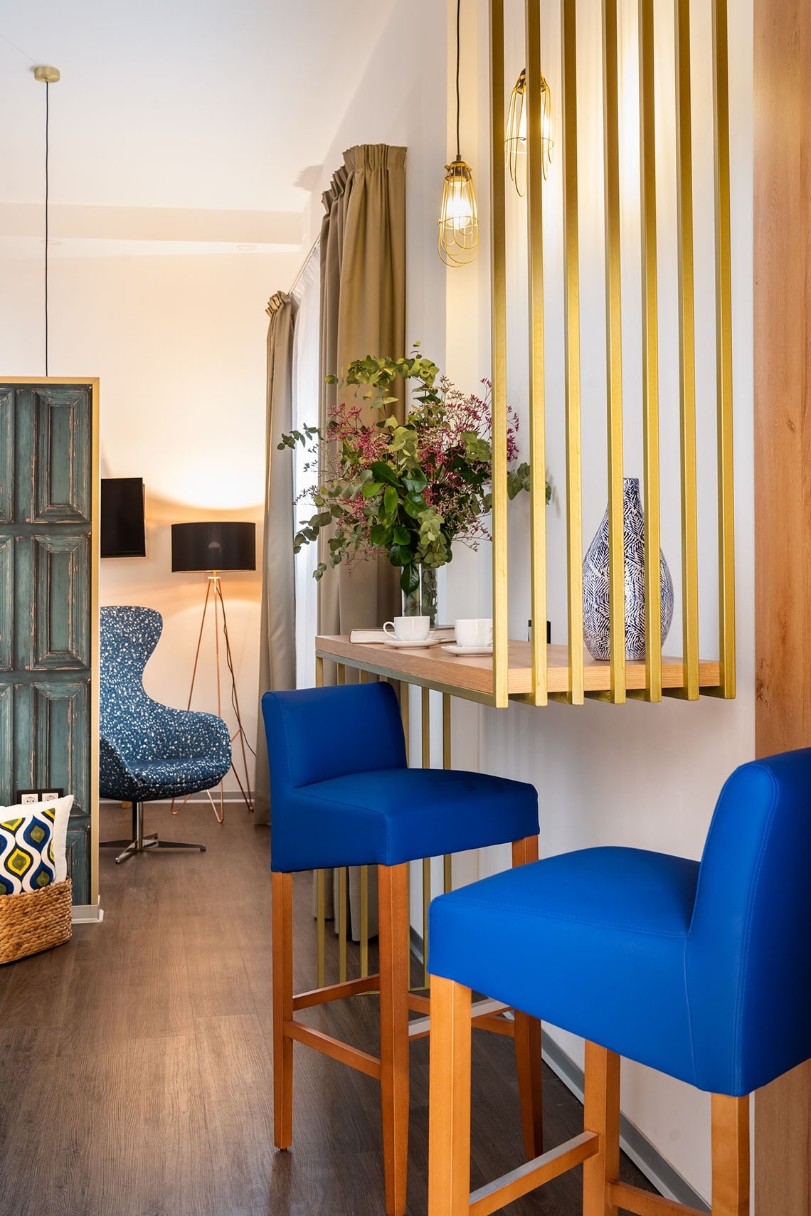 dos taburetes azules están al lado de una mesa de madera
