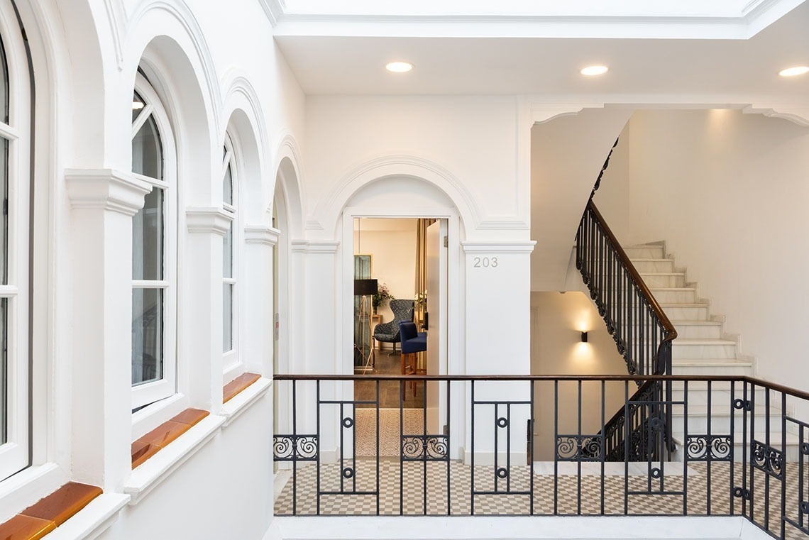 una escalera con el número 203 en la pared